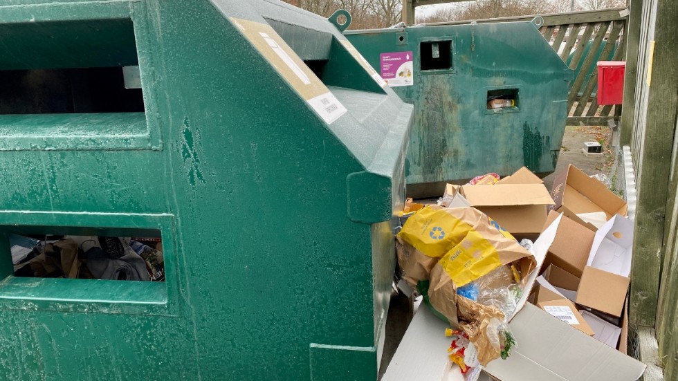 Insändarskribenten lyfter problemet med nedskräpningen vid återvinningsstationerna. Här en bild från Vallavägen tagen 1 december.