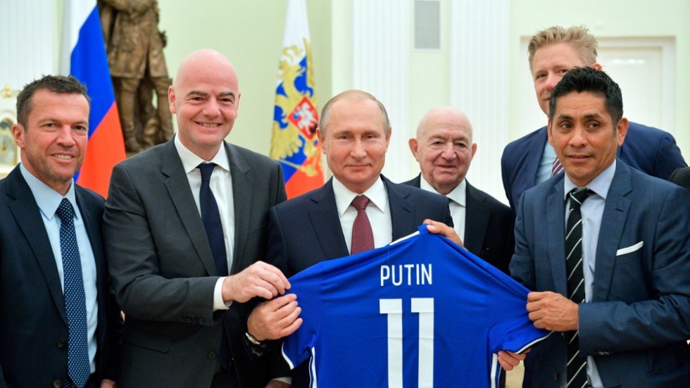 Den tyske fotbollslegendaren, Lothar Matthaus, Fifa-ordföranden Gianni Infantino, Rysslands president Vladimir Putin, ordföranden i det ryska fotbollsförbundet Nikita Simonyan, den mexikanska fotbollslegendaren Jorge Campos Navarrete och Peter Schmeichel poserar inför fotbolls-VM 2018.