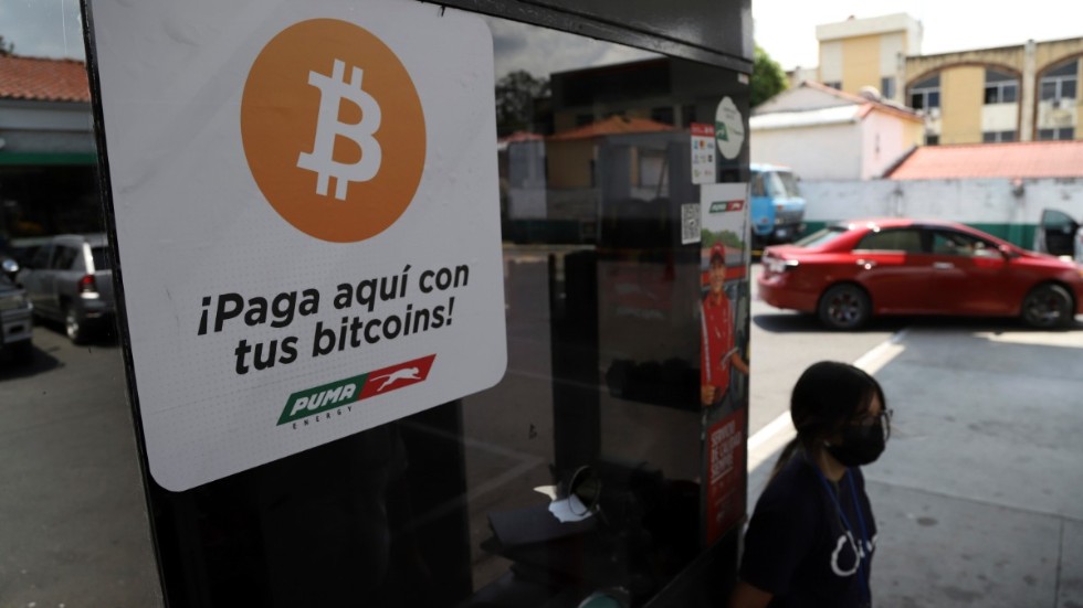 En bensinstation i San Salvador med en skylt som visar att man accepterar bitcoin som betalningsmedel. Arkivbild.