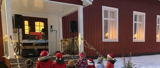 Stämningsfullt julfirande utomhus i Blåsmark
