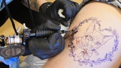 Mamma döms för misshandel efter att ha tatuerat sina barn