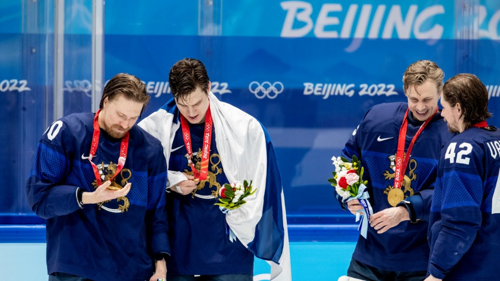 Finländska spelare beundrar sina guldmedaljer.