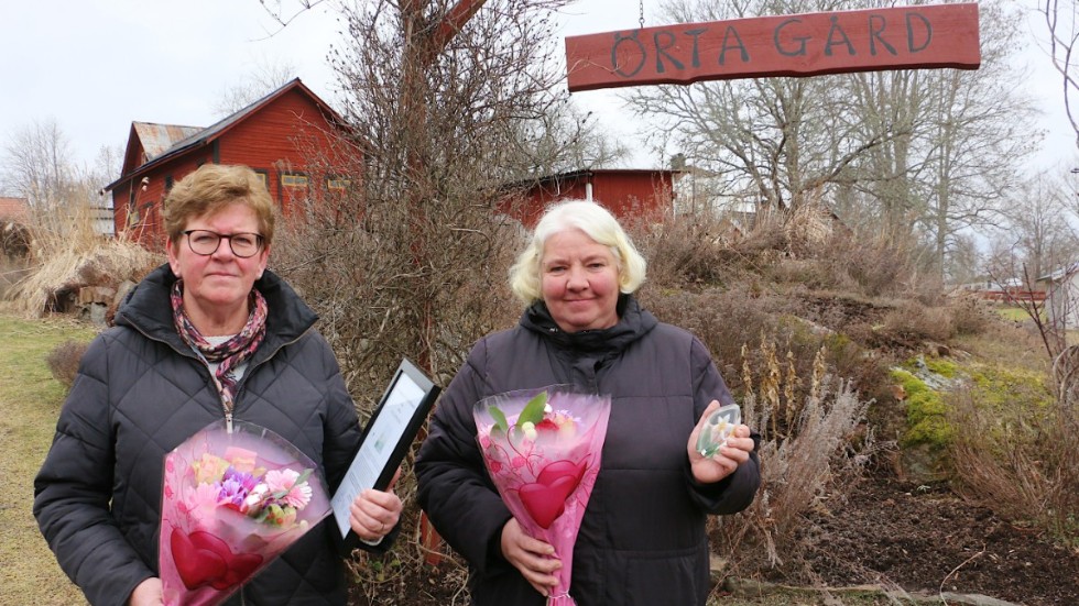 I 23 år har Lena Axelsson och Lotta Rosander varit drivande i arbetet med omtyckta Örtagården i Virserum. Och för det arbetet belönades de av Kristdemokraterna med Vitsippspriset.