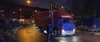 Lastbil körde in i viadukt vid Tullgatan – orsakade stora trafikstörningar