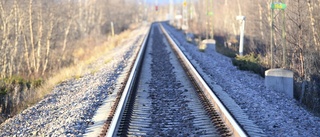 Inatt: Körde av vägen och hamnade på järnvägsspår