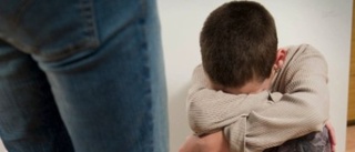 Tog pojke hårt i armen – döms för misshandel
