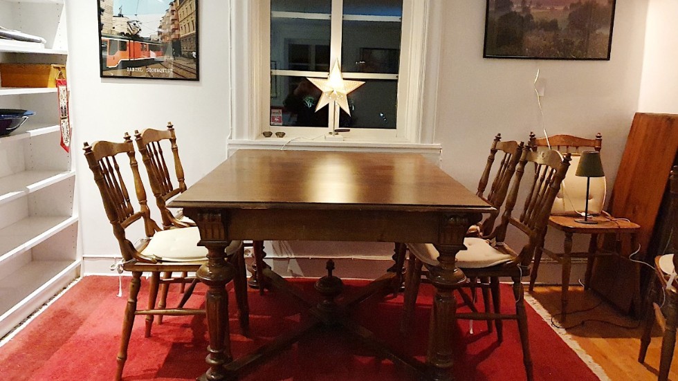 Det gamla bordet är tillbaka i Lillstugan. Första året bordet, troligen tillverkat någon gång på 1880-talet, dyker upp i släkten var 1912. I Lillstugan har det inte stått sedan trettiotalet, men nu har det hittat hem.