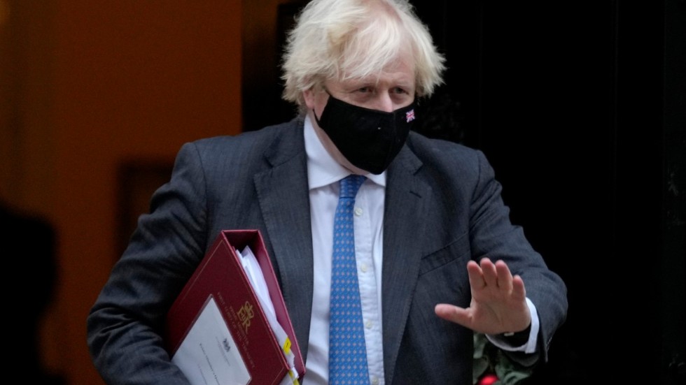 Premiärminister Boris Johnson på väg att lämna ännu ett kärvt covidbesked.