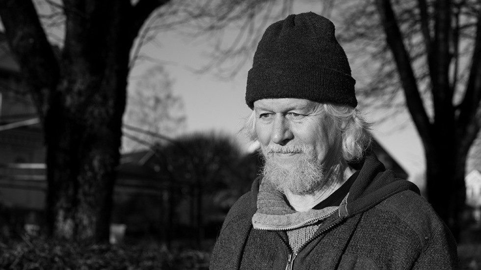 Ständigt prisade Lars Andersson räknas alltsedan debuten med "Brandlyra" på 1970-talet som en av sin generations främsta prosaister. Senast gav han 2021 ut boken "Nu". "Jordens ansikte" är hans första diktsamling.