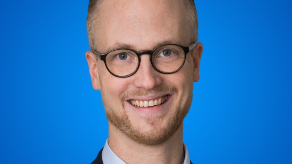 Andreas Löwenhöök (M), ledamot i regionfullmäktige, skriver att han vill minska onödig och dyr byråkrati, krångel samt annan ej vårdnära verksamhet. 