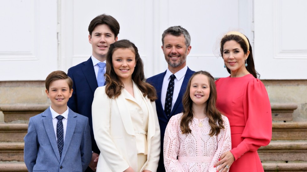 Det danska kronprinsparet Frederik och Mary med sina fyra barn Vincent, Christian, Isabella och Josephine i april i år. Arkivbild.
