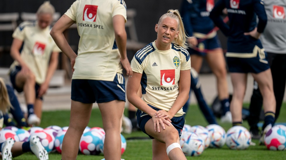 Stina Blackstenius tvingades kliva av träningen när det svenska fotbollslandslaget samlades för sitt EM-förläger i Båstad på måndagen.