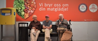 Få sittplatser i Ekholmens Centrum upprör: "Det är förskräckligt att det inte finns någonstans att vila"