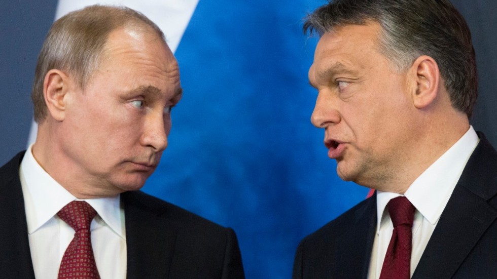 Krigsherren och hans villiga språkrör. Vladimir Putin (tv), härskare i Kreml. Viktor Orbán (th), som gjort Ungern till i realiteten en enpartistat, där pressfriheten är eliminerad.  