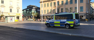 Stort polispådrag i centrala Linköping • Uppgifter om att bråk på restaurang eskalerade 