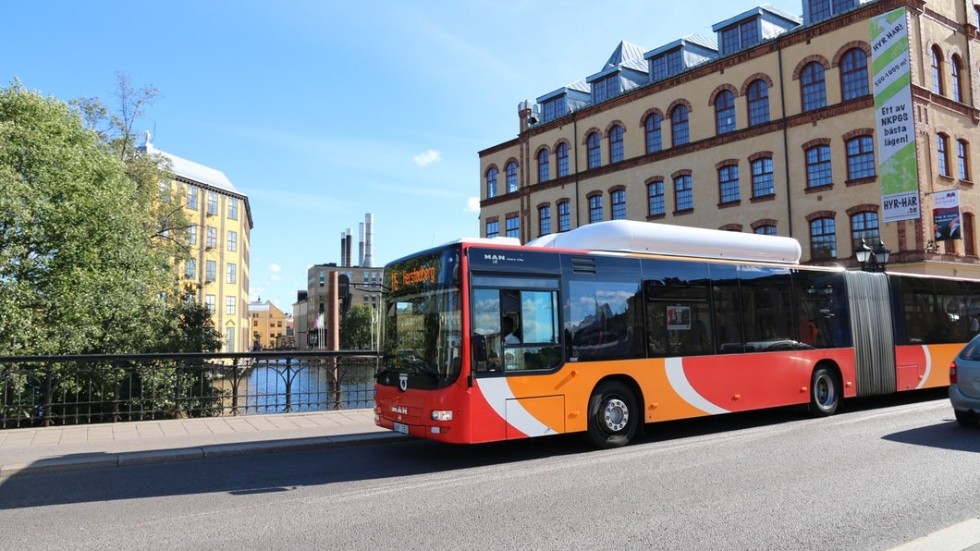 En bussförare under 24 år kan på dispens köra buss i Norrköping en hel dag. Men det är förbjudet att köra mer än 50 kilometer på landsväg. Absurda regler enligt skribenten.