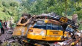 Buss med skolbarn störtade ned i ravin