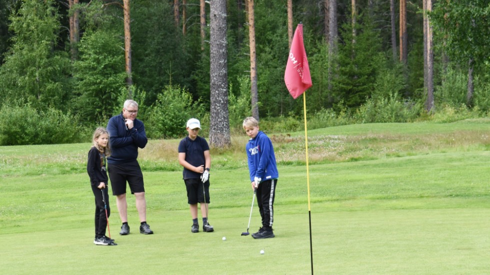 Ture Roos hits a long putt and everyone follows the outcome with excitement. Others from the left Olle Viderlund, Stephen Skinner, Tore Kåmark.