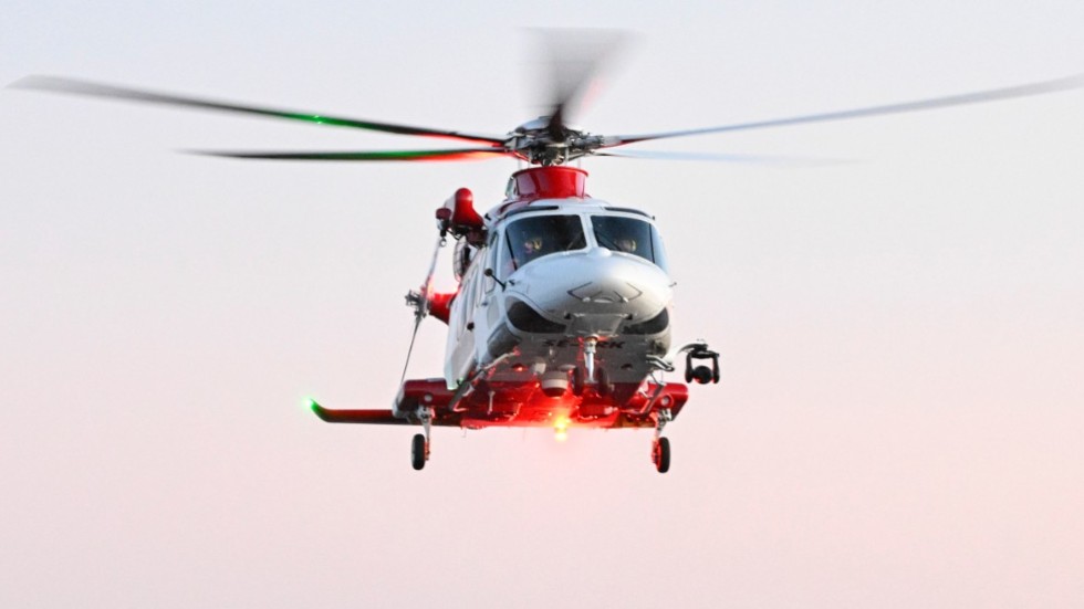 En stor sökinsats med bland annat helikopter drogs igång efter dykolyckan i Gullmarsfjorden. Arkivbild.