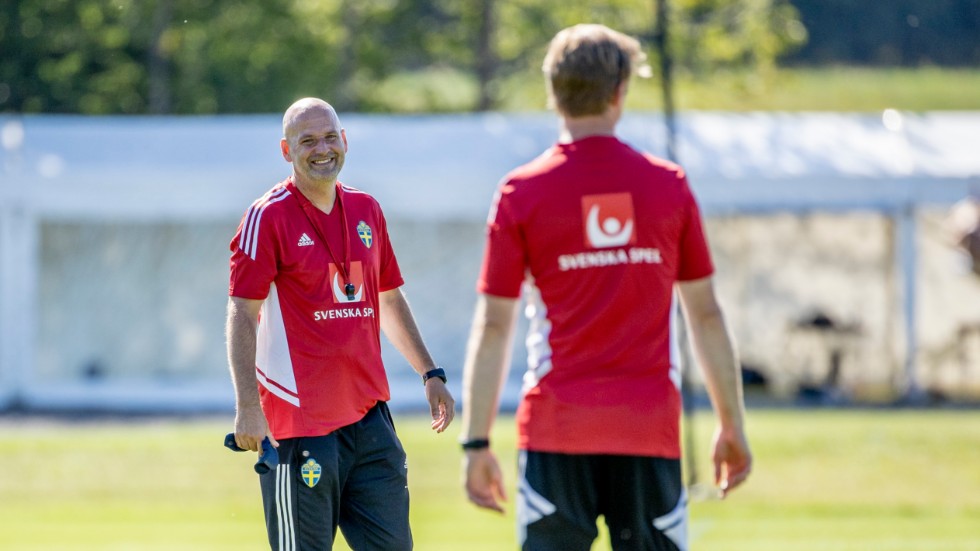 Magnus Wikman, Sveriges assisterande förbundskapten, under söndagens träning med fotbollslandslaget på EM-basen Carden Park.