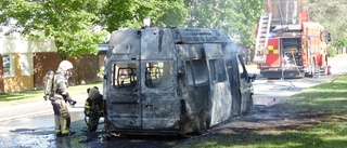 Färdtjänstbuss blev helt utbränd – chauffören hann ta sig ut