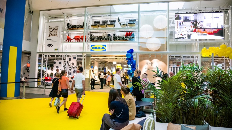 Gula mattan rullades ut när Ikeas nya city-varuhus i Gallerian invigdes