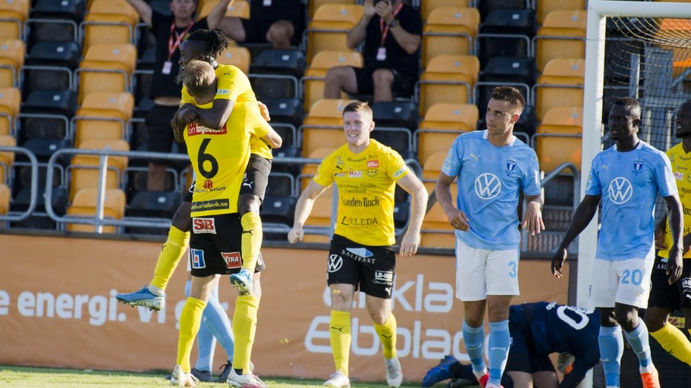 Mjällbys Mamudu Moro jublar med lagkamraterna efter 1–0-målet mot Malmö. Mjällby tog en poäng och satte stopp för serieledande Malmös långa segersvit.
