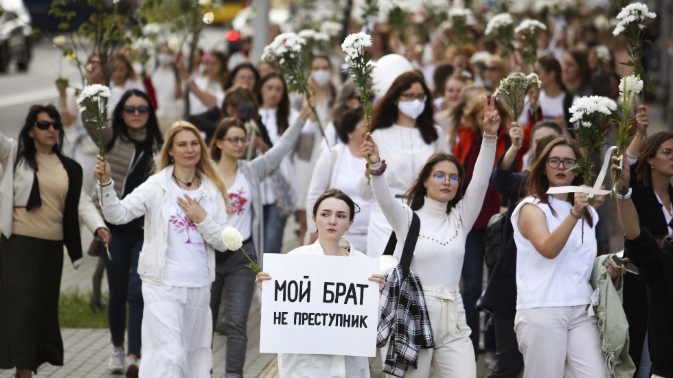 Mot säkehetsstyrkornas övervåld tågar rader av belarusiska kvinnor, med blommor i händerna, i huvudstaden Minsk. En oppostionsyttring som inte på något sätt går att uppfatta som våldsam, men tydlig.