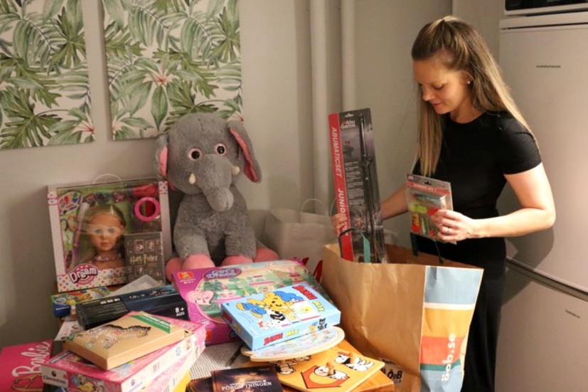 Maja Johansson pysslar med julklappar som ska gå ut till barn via projektet "Julklappshjälpen Vimmerby". Slutdatum för ansökningar är passerat. "Men det är inte kört, har man behov ska man höra av sig".