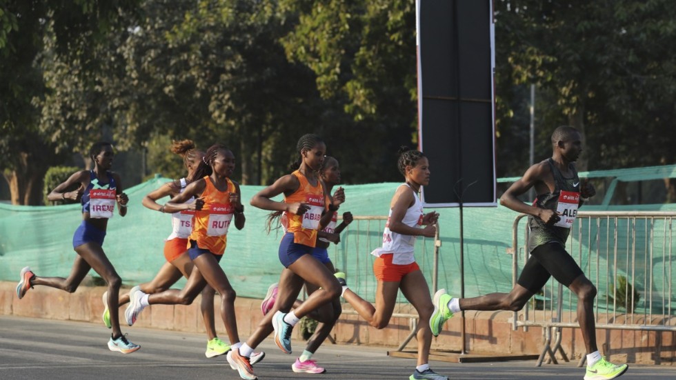 Trots varningar från läkare var förutsättningarna relativt fördelaktiga under halvmaratonloppet i Delhi på söndagen.
