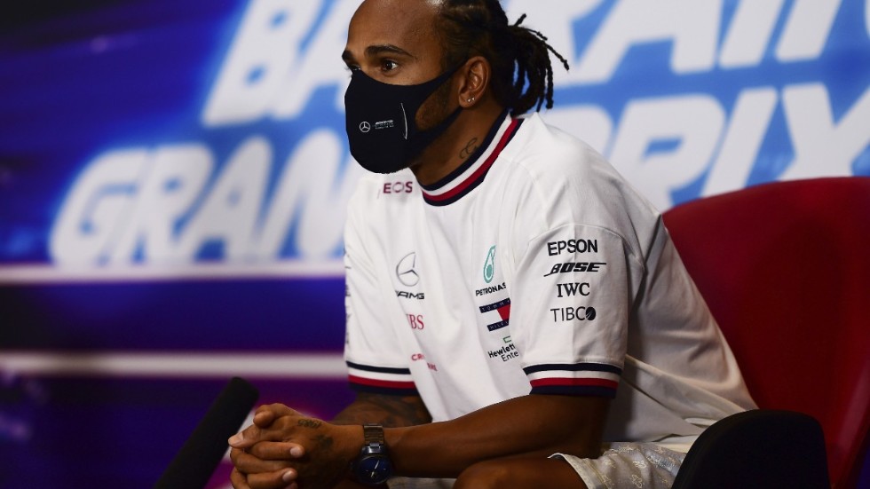 Lewis Hamilton under presskonferensen i Bahrain.