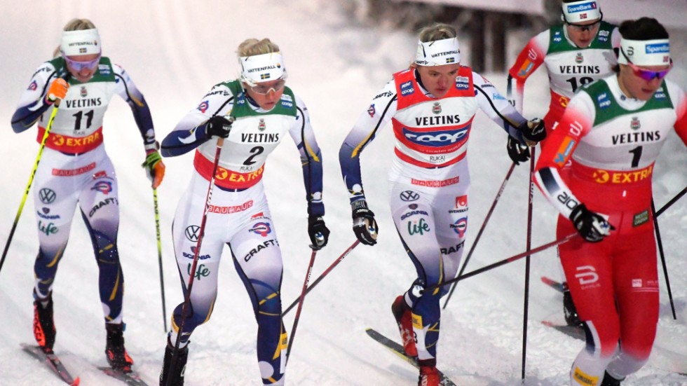 Maja Dahlqvist och Linn Svahn går ut tillsammans i jaktstarten.