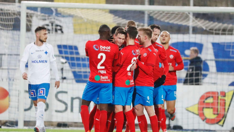 Helsingborgs Max Svensson kramas om efter sitt 4–3-mål mot IFK Norrköping.