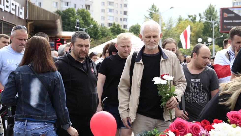 Ales Bialiatski lägger ner blommor vid en minnesplats över en av de demonstranter som dödats under protestern i Belarus.