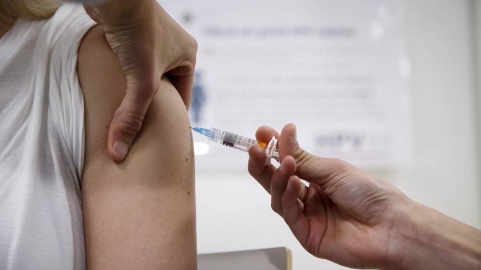 Regionen försöker få fler kvinnor i Sörmland att nappa på erbjudandet om gratis HPV-vaccinering.