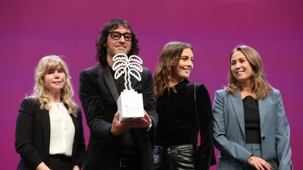 Anna Björk, Amir Chamdin, Sofia Karemyr och producenten Johanna Wennerberg tar emot pris på den internationella tv-seriegalan i Cannes.