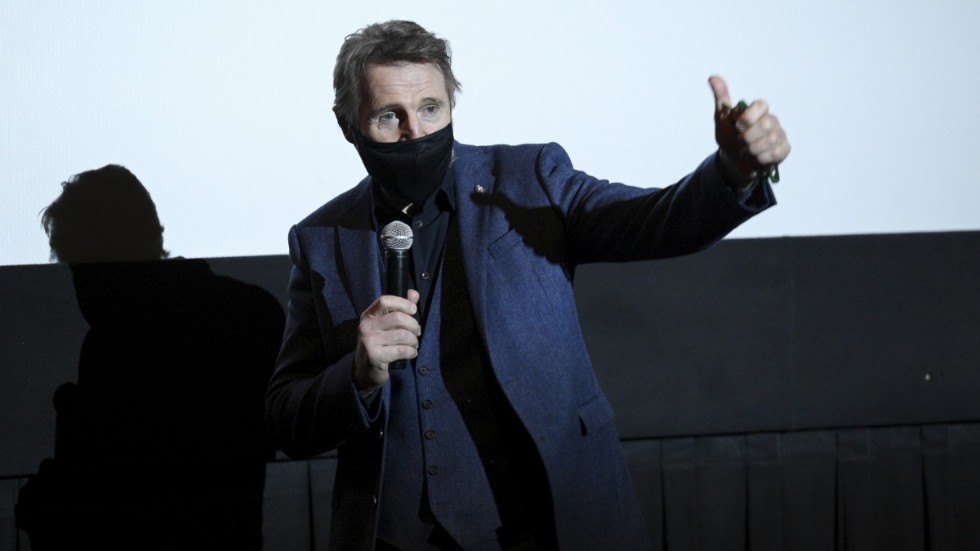Liam Neeson välkomnar biobesökare i New York inför en visning av "The marksman".