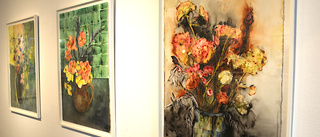 Lena Hoel visar blomsterakvareller i storformat 