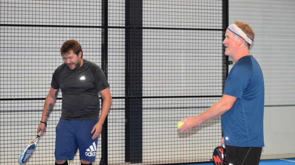 Ronny Davidsson och Joakim Jonsson har roligt tillsammans i en match. 