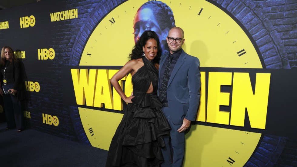"Watchmen" har prisats med sju Emmys hittills. Under den stora Emmysgalan natten mot måndag har serien chans till fler priser. Här syns "Watchmen"-skådespelaren Regina King och seriens skapare Damon Lindelof på en premiär i oktober förra året.