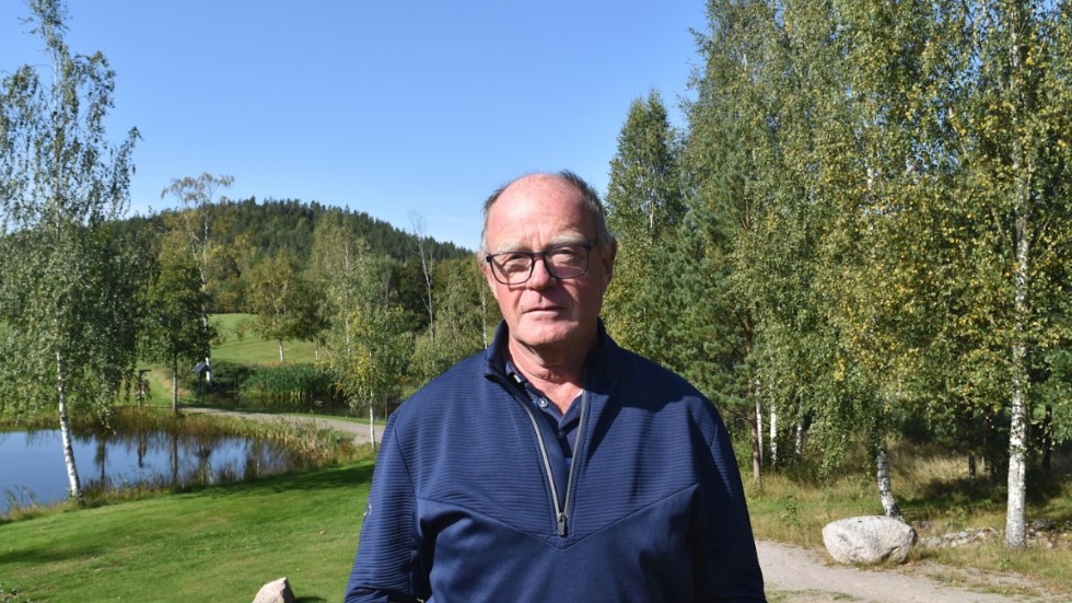Åke Johansson är kassör i Kinda Golfklubb och tror att uppsvinget för sporten både beror på möjligheten att vistas utomhus och att kunna anpassa sporten till var och ens förmåga. 