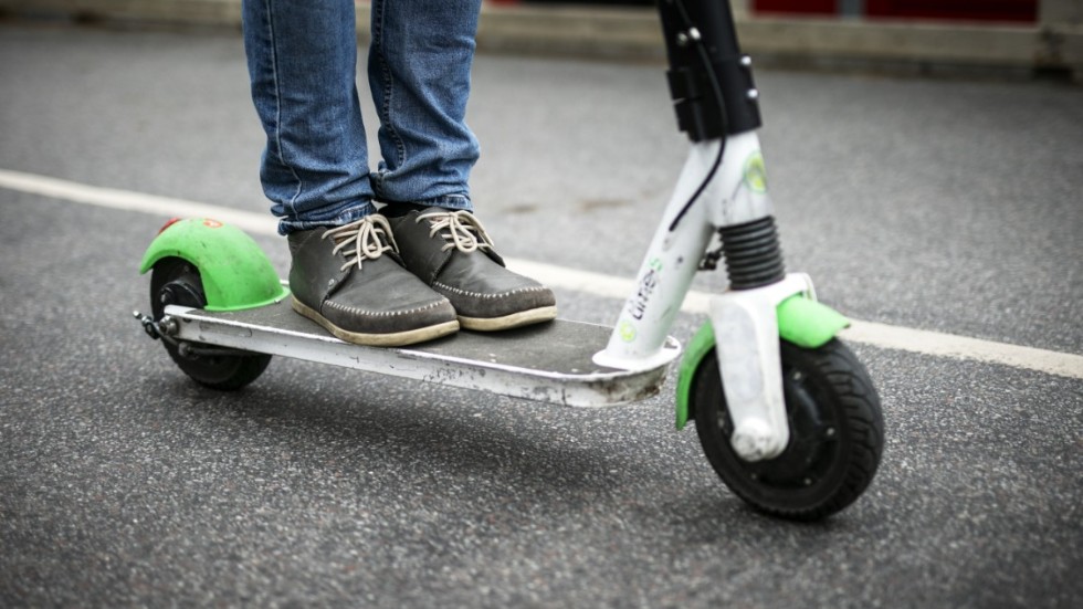 En flicka lånade ut sin elscooter till en person men fick den stulen av tre andra personer.