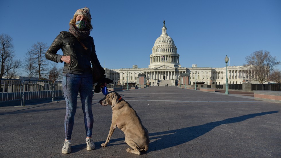 Nicky Sundt och hunden Blue utanför Kapitolium dagen efter oroligheterna i USA:s kongress, som stormades av demonstranter, anhängare till avgående presidenten Donald Trump.