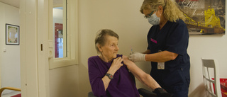 Vaccinet är i Trosa – Ulla, 83, fick första dosen: "Som jag längtat efter det här"