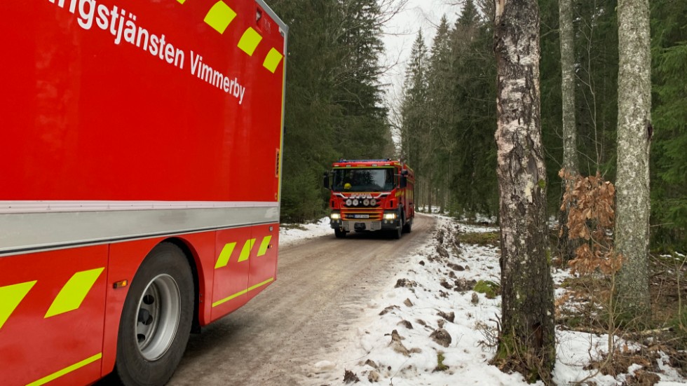 Styrkor från både Vimmerby och Hultsfred var på plats och kunde rädda en person som gått genom isen på sjön Gissen.
