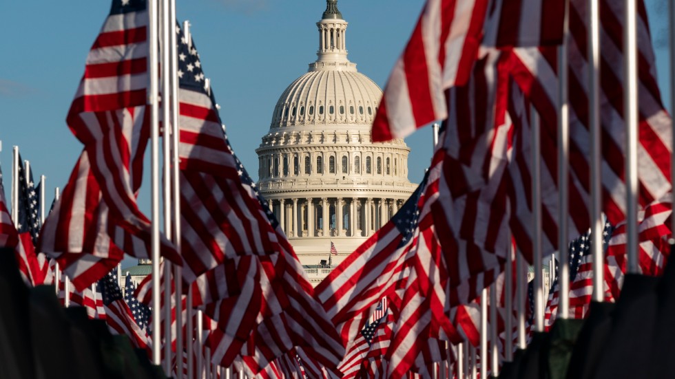 Flaggor – inte människor – kommer att vara i blickfånget för USA:s blivande president Joe Biden när han tittar ut Kapitoliums trappa under sin installation.