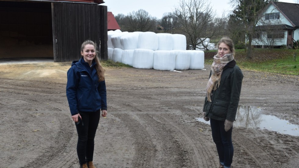 Malin Samuelsson och Caroline Lundén höll coronasäkert avstånd efter att lantbrukarnas lönsamhet presenterats.