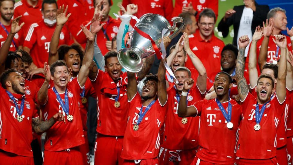 Bayern Münchens Kingsley Coman lyfter segerbucklan sedan laget vunnit över Paris Saint-Germain i Champions League-finalen i Lissabon med 1–0.