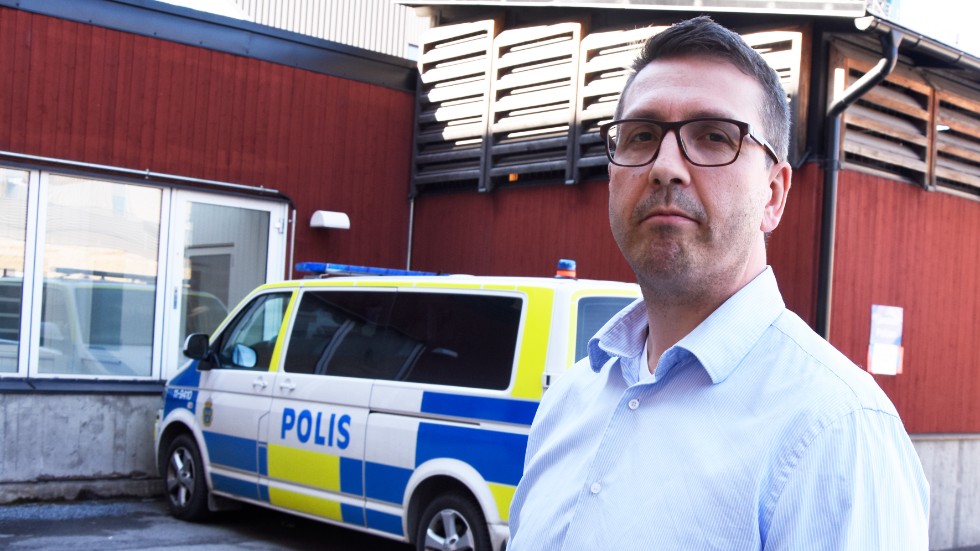 Poliskommisarie Patrik Hellberg, samordnar polisens insatser vid söket av den försvunne haradsbon Mikael Simonsson." Vi jobbar med förundersökningen så länge det finns tips att bearbeta", säger han.
