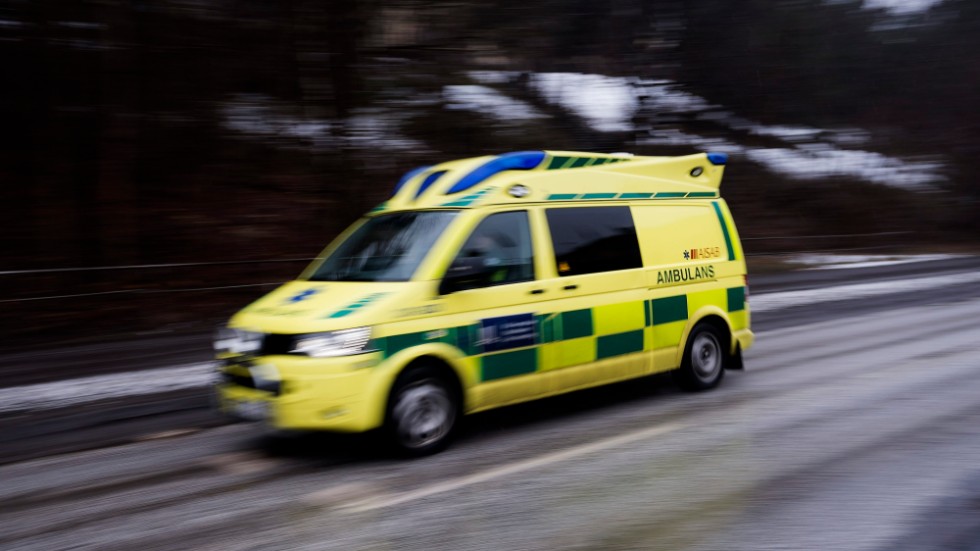 En busschaufför fick föras till sjukhus efter en arbetsplatsolycka i Nässjö. Arkivbild.